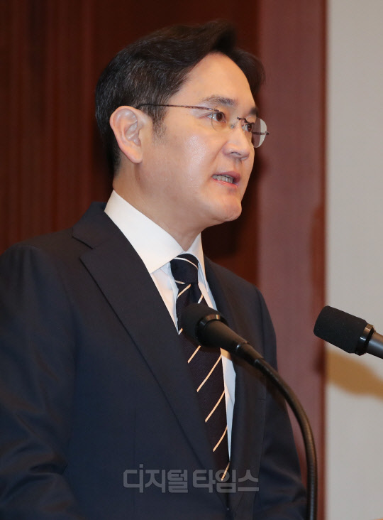 이재용 삼성전자 부회장이 지난 6일 서울 삼성전자 서초사옥에서 경영권 승계 및 노조 문제 등과 관련 대국민 사과 기자회견을 하고 있다.  이슬기기자 9904sul@
